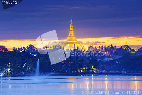 Image of Shwedagon Pagoda at sunset