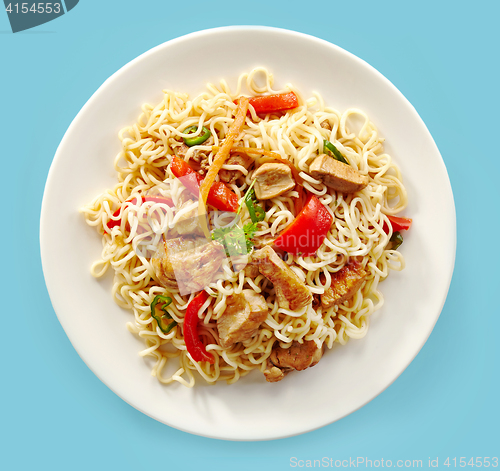 Image of noodles with chicken and vegetables