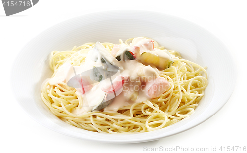 Image of spaghetti with vegetables and creamy sauce