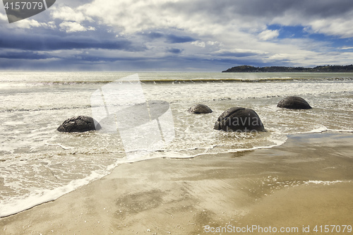 Image of boulders at the beach of Moeraki New Zealand