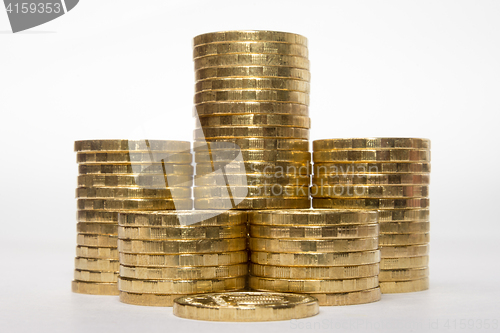 Image of Six stacks of coins increasing height symmetrically on a white background