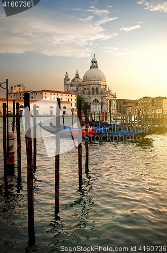 Image of Basilica and gondolas