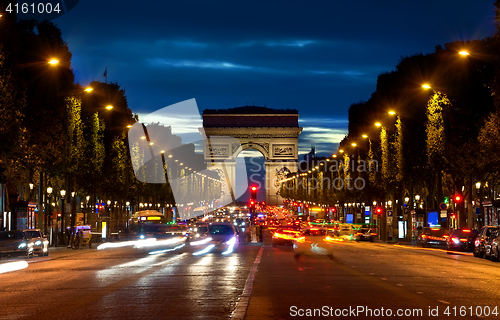 Image of Arc de Triompthe in evening