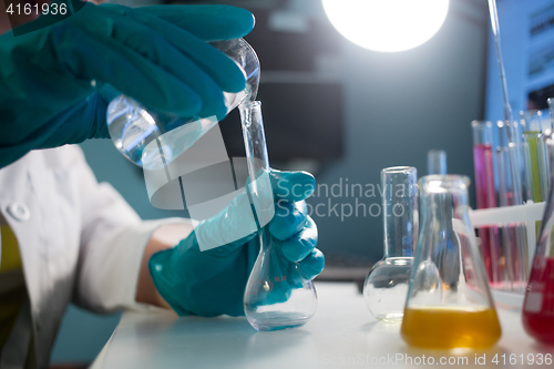 Image of Lab assistant carries chemical experiments