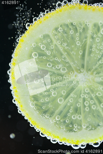 Image of Lemon slice diving into water