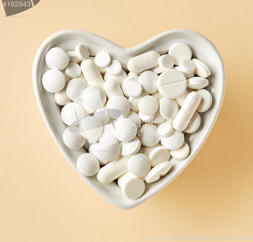 Image of bowl of white pills