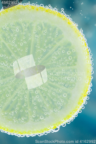 Image of Lemon in carbonated water