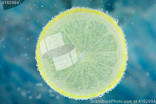 Image of Lemon in carbonated water