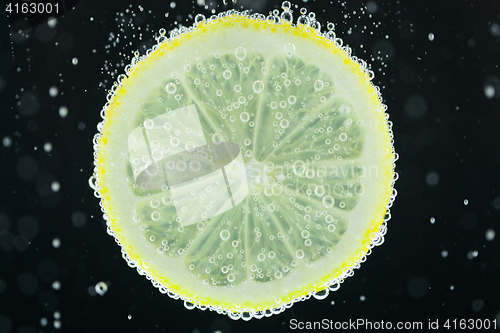 Image of Lemon slice diving into water