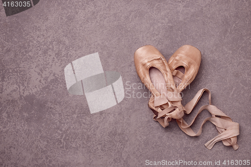 Image of Ballet pointe shoes on pink background.