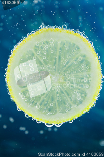 Image of Lemon in carbonated water