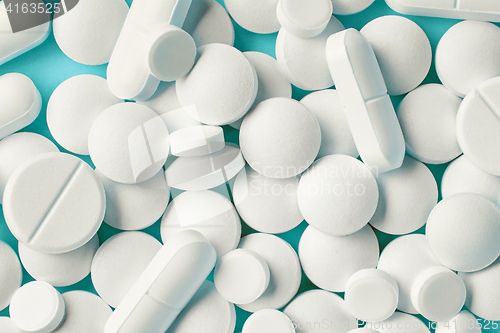 Image of white pills macro