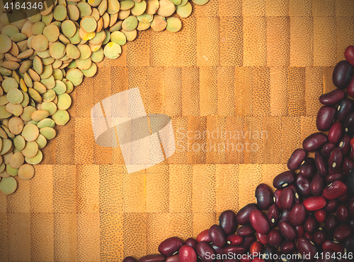 Image of beans and lentils on the surface of the cork