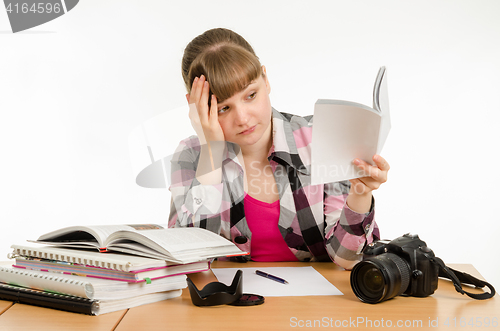 Image of She tries to learn to photograph a variety of reading manuals and tutorials