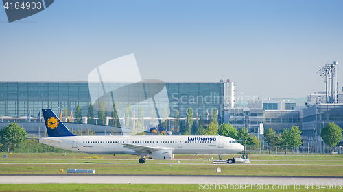 Image of Airbus A321 of Lufthansa airlines taxiing on pushback tug