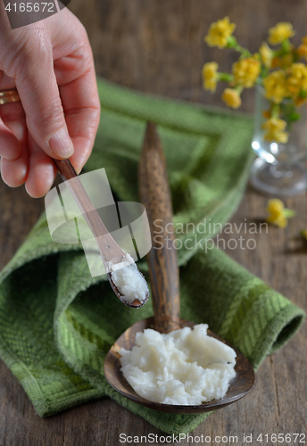 Image of coconut oil on the spoon