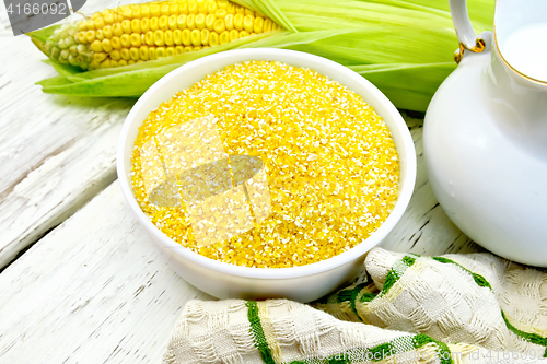 Image of Corn grits in bowl on board