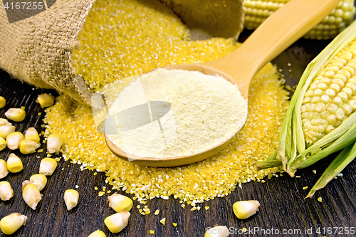 Image of Flour corn in spoon with grains on board