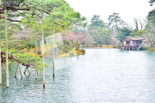 Image of Kasumiga Ike pond and Uchihashi house in Kenroku-en park