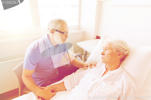 Image of senior couple meeting at hospital ward