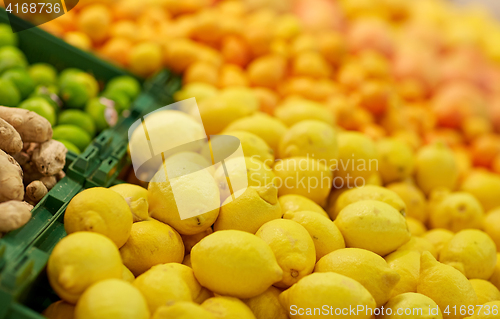 Image of lemons at grocery store or market