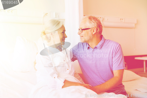 Image of senior couple meeting at hospital ward