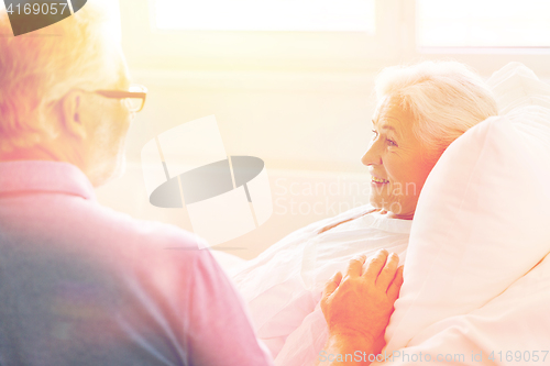 Image of senior couple meeting at hospital ward