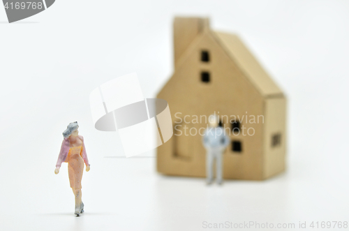 Image of Women is leaving her man and house