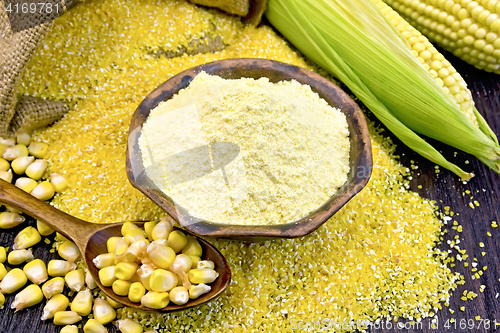 Image of Flour corn in bowl with grits and grain on board