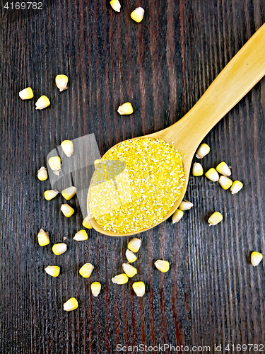 Image of Corn grits in spoon on board top