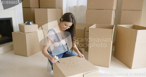 Image of Pretty woman packing up her personal belongings