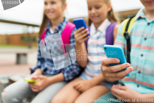 Image of elementary school students with smartphones