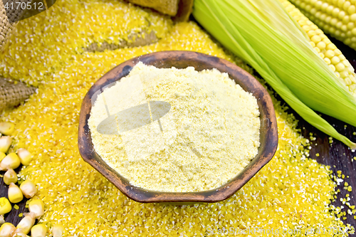 Image of Flour corn in bowl with grains on board