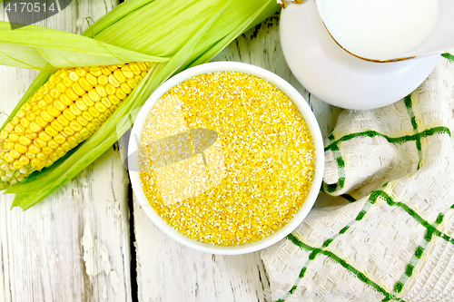 Image of Corn grits in bowl on board top