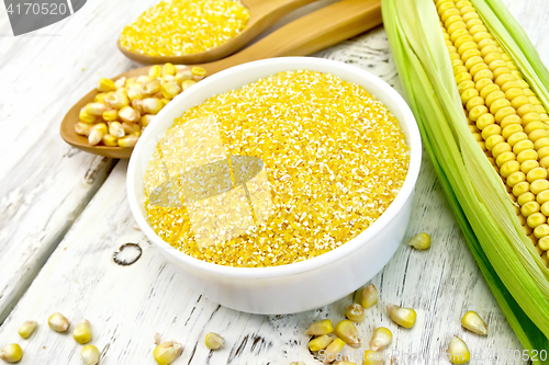 Image of Corn grits in white bowl on light board