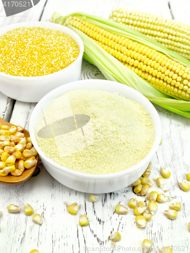 Image of Flour and grits corn in bowls with cobs on board