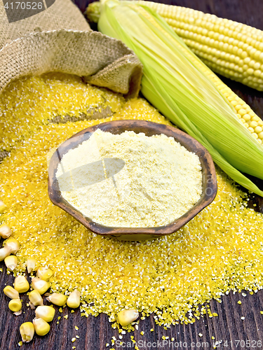 Image of Flour corn in bowl with grits on dark board