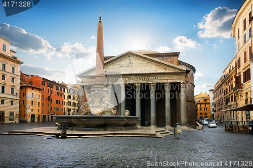 Image of Pantheon on piazza