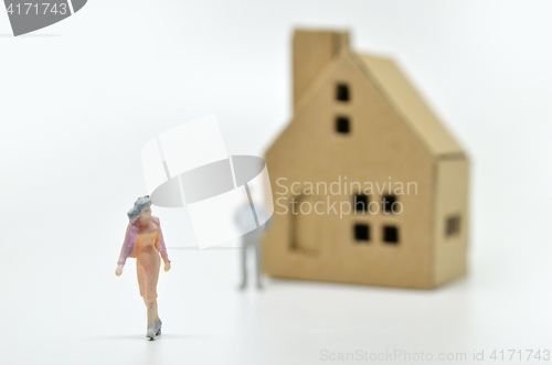 Image of Women is leaving her man and house