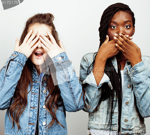 Image of diverse multi nation girls group, teenage friends company cheerful having fun, happy smiling, cute posing isolated on white background, lifestyle people concept, african-american and caucasian 