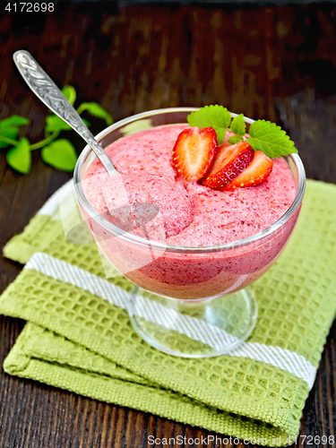 Image of Jelly air strawberry in bowl with spoon on board