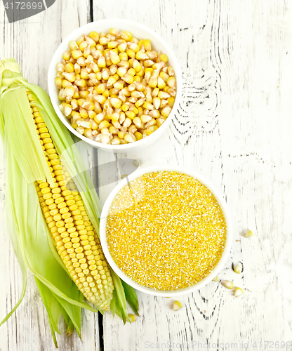 Image of Corn grits in bowl with cobs on light board top