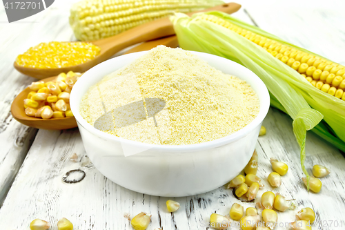 Image of Flour corn in bowl on board
