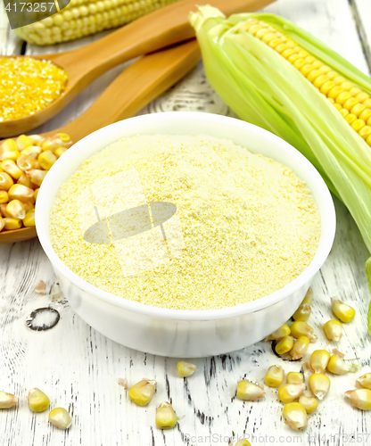 Image of Flour corn in bowl with cobs on board
