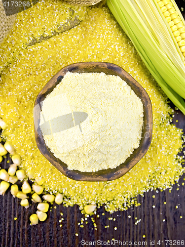 Image of Flour corn in bowl with grits on board top