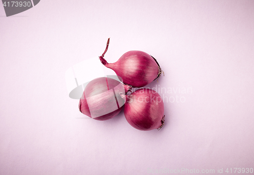 Image of three red onions