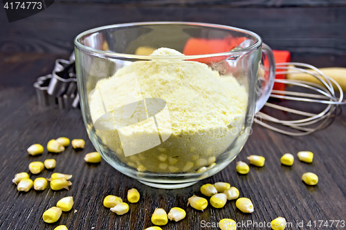 Image of Flour corn in cup with grains on board