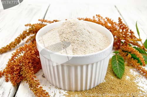 Image of Flour amaranth in white bowl with grain on light board