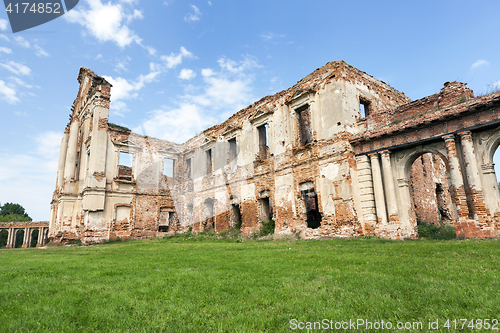 Image of the ruins of an ancient castle