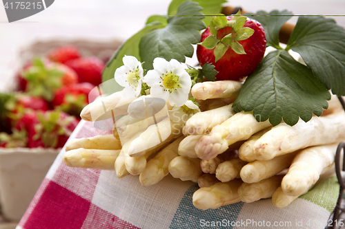 Image of White asparagus in a Basket